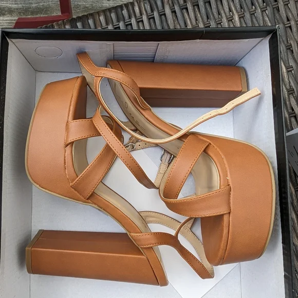 Maisiee Sandals - Picture 2 of 7